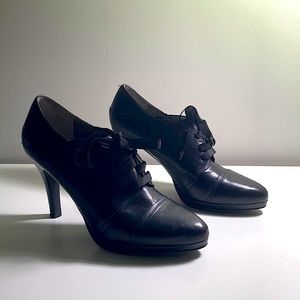 Tahari Size 6 Black Lace Boots